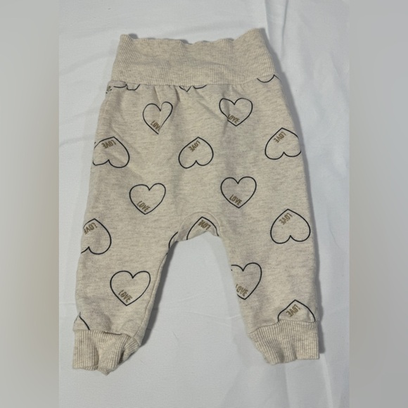 Baby Girl 2 pc Heart Love Jogger Set Sweatsuit Pants Shirt Top Sz 3-6 Mos - Picture 2 of 9
